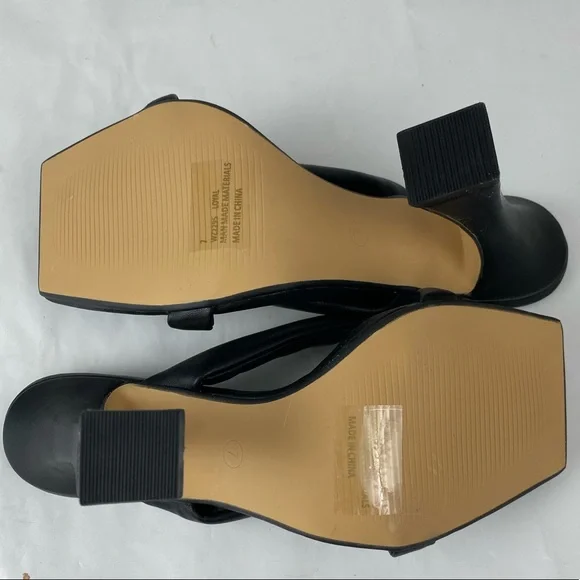 LEMONADE Loyal NWOT Black Heeled Thong Sandal - Picture 6 of 6